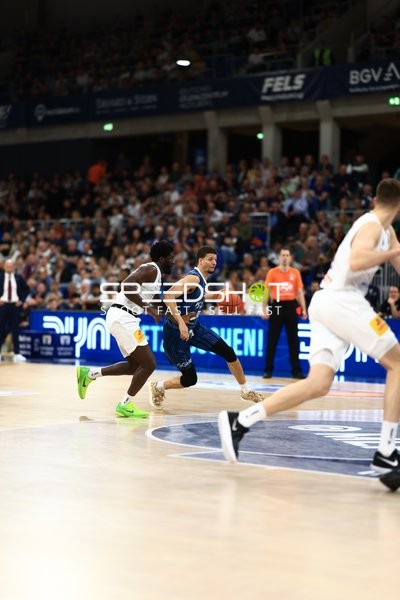 Dribbling von Khyri Thomas (0; Syntainics MBC) gegen Samuell Williamson (10; MLP Academics Heidelberg)