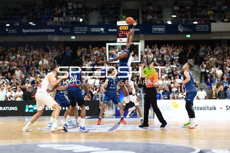Sprungball im SNP Dome, Osun Osunniyi #12