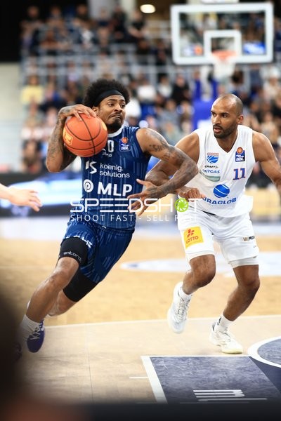 Dribbling von Michael Weathers (20; MLP Academics Heidelberg) gegen Akeem Vargas (11; Syntainics MBC)