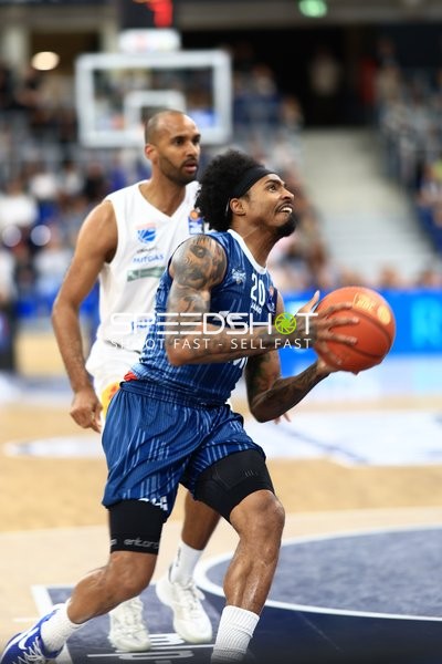 Michael Weathers (#20, MLP Academics Heidelberg) mit Ballkontrolle