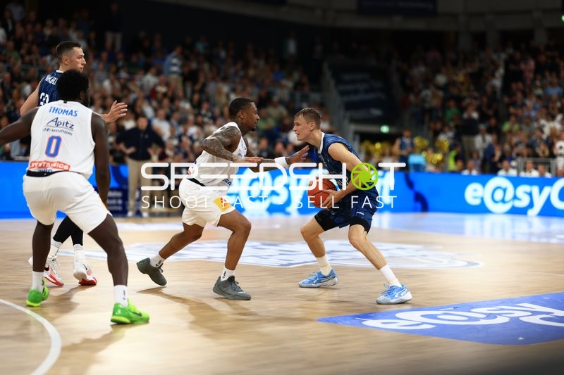 Dribbling von Ryan Mikesell (33; MLP Academics Heidelberg) gegen Charles Callison (23; Syntainics MBC) und Niklas Würzner (2; MLP Academics Heidelberg)