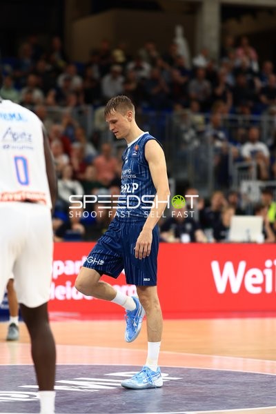 Basketballspiel mit Niklas Würzner (2; MLP Academics Heidelberg) und Khyri Thomas (0; Syntainics MBC)