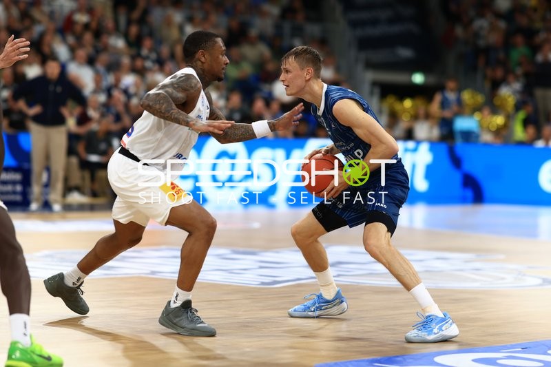 Dribbling von Niklas Würzner (2; MLP Academics Heidelberg) gegen Charles Callison (23; Syntainics MBC)