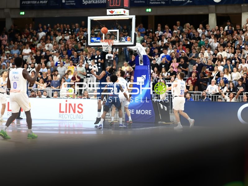Wurf von Khyri Thomas (0; Syntainics MBC) gegen Michael Weathers (20; MLP Academics Heidelberg)