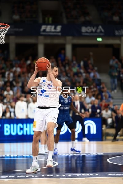 Nikola Djurisic mit Ball im SNP Dome