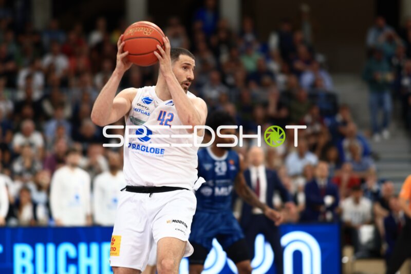 Spieler Nikola Djurisic (42; Syntainics MBC) mit Ball im SNP Dome