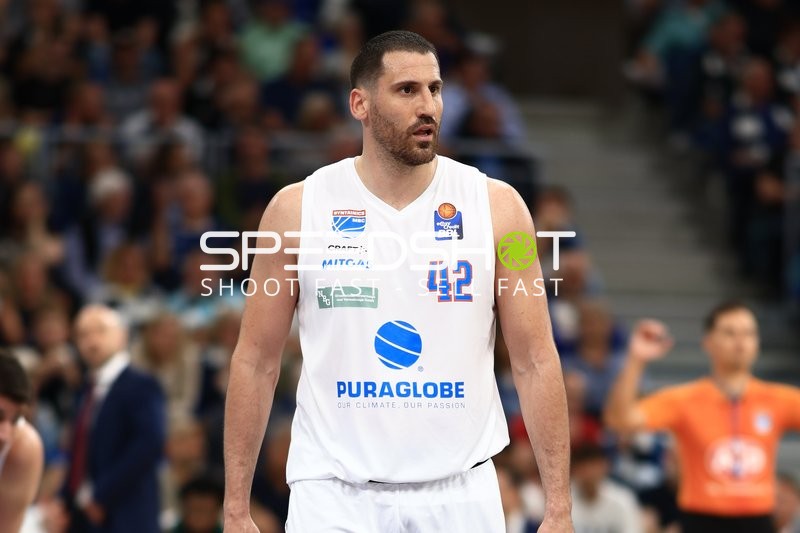 Spieler Nikola Djurisic (42; Syntainics MBC) auf dem Spielfeld