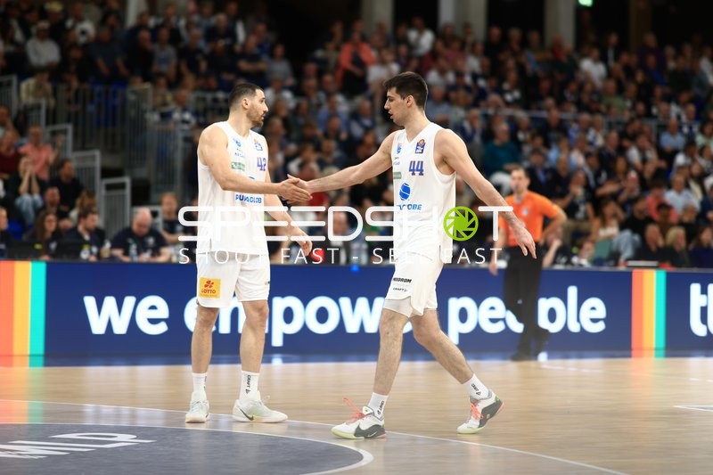 Handshake zwischen Jure Planinic (44; Syntainics MBC) und Nikola Djurisic (42; Syntainics MBC)