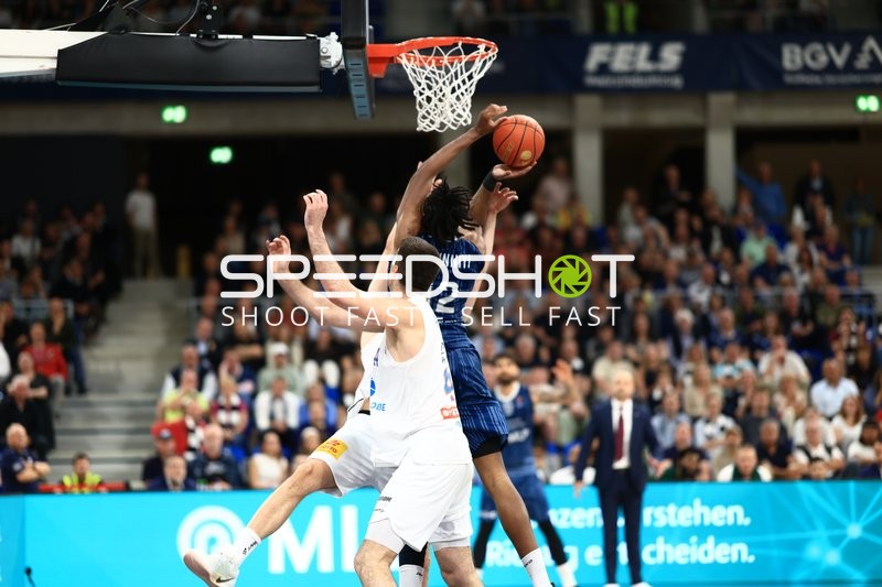 Spielaktion mit Osun Osunniyi (12; MLP Academics Heidelberg) und Kresimir Nikic (9; Syntainics MBC)