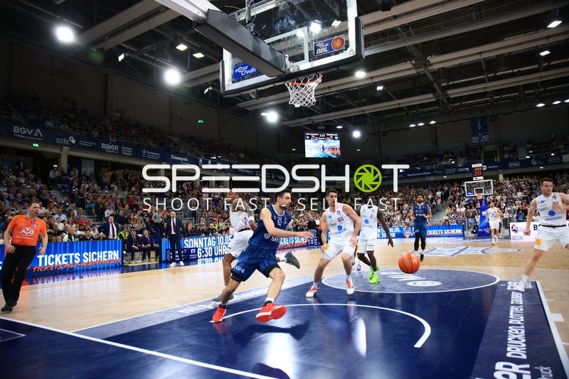 Zweikampf am Korb im SNP Dome
