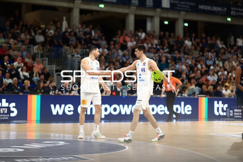 Handshake zwischen Jure Planinic (44; Syntainics MBC) und Nikola Djurisic (42; Syntainics MBC)