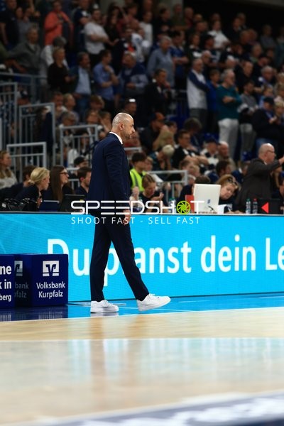 Trainer von MLP Academics Heidelberg an der Seitenlinie