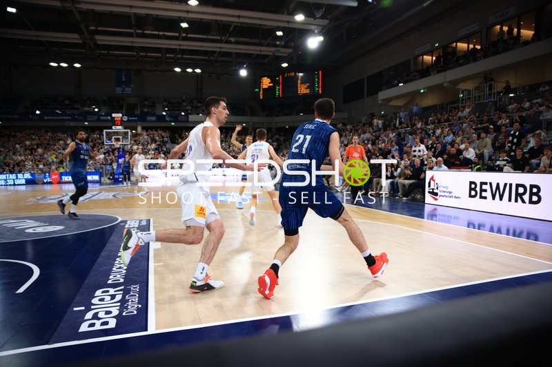 Spielaktion mit Mateo Seric (21; MLP Academics Heidelberg) und 2; Syntainics MBC
