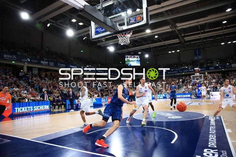Schneller Angriff mit Khyri Thomas (0; Syntainics MBC) und Mateo Seric (21; MLP Academics Heidelberg)