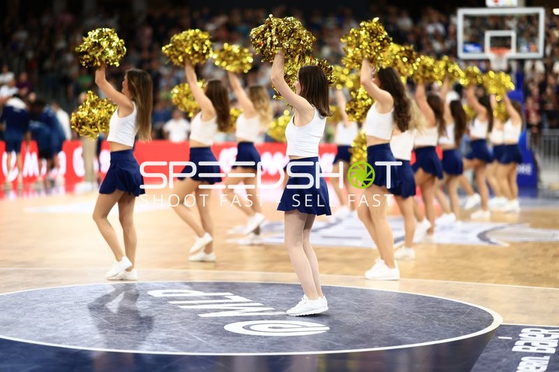 Cheerleader mit goldenen Pompons im SNP Dome