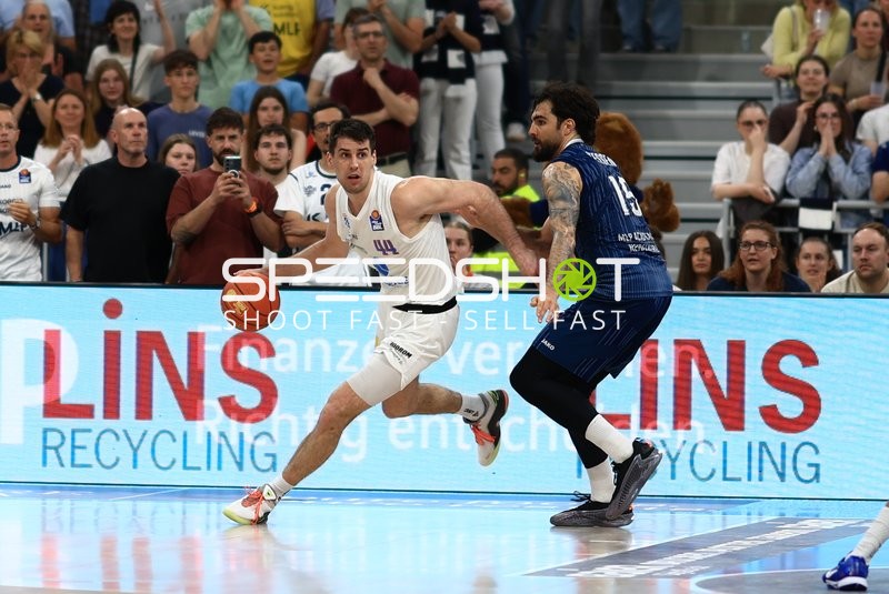 Jure Planinic (#44, Syntainics MBC) mit Ball gegen Marcel Keßen (#15, MLP Academics Heidelberg)