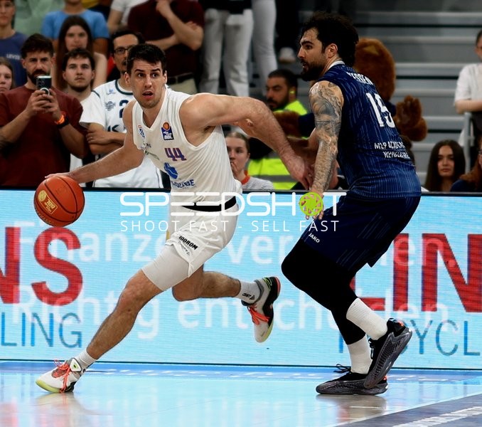 Dribbling von Jure Planinic (44; Syntainics MBC) gegen Marcel Keßen (15; MLP Academics Heidelberg)