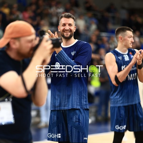 Spieler Paul Zipser (9; MLP Academics Heidelberg) und Ryan Mikesell (33; MLP Academics Heidelberg) klatschen ab
