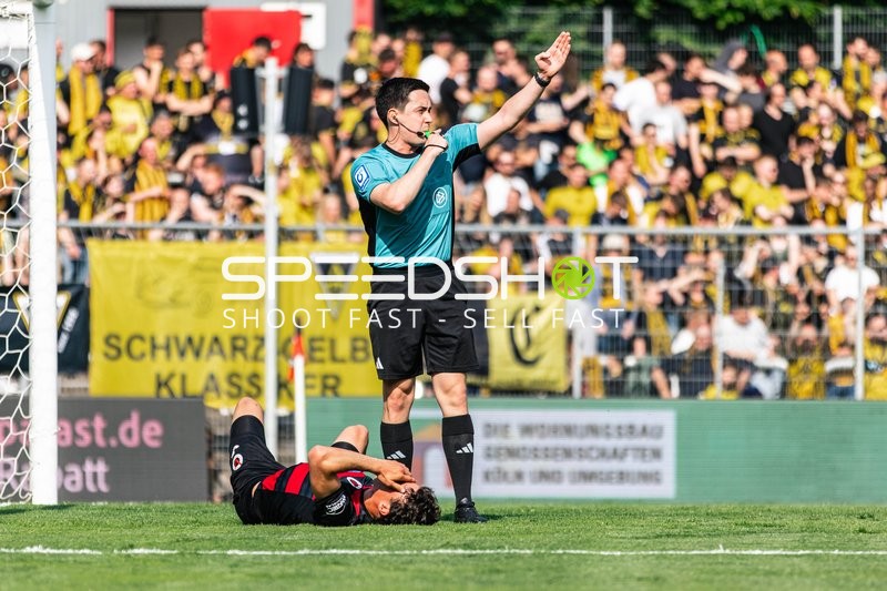 Schiedsrichter zeigt Entscheidung