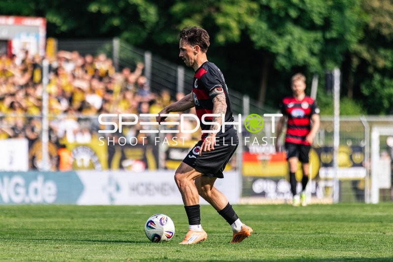 Spieler mit Ball am Fuß