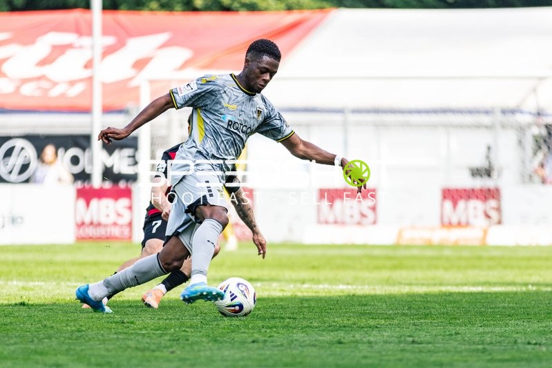 Spieler mit Ball in Aktion