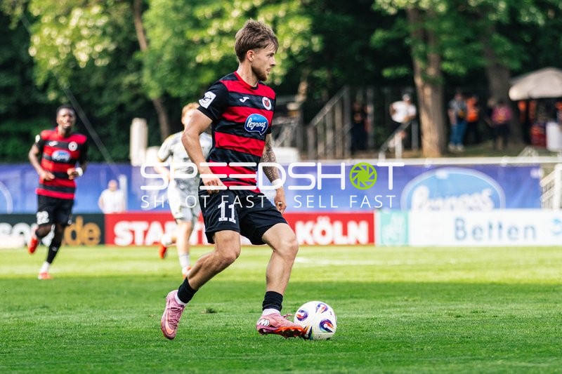 Robin Velasco mit Ball