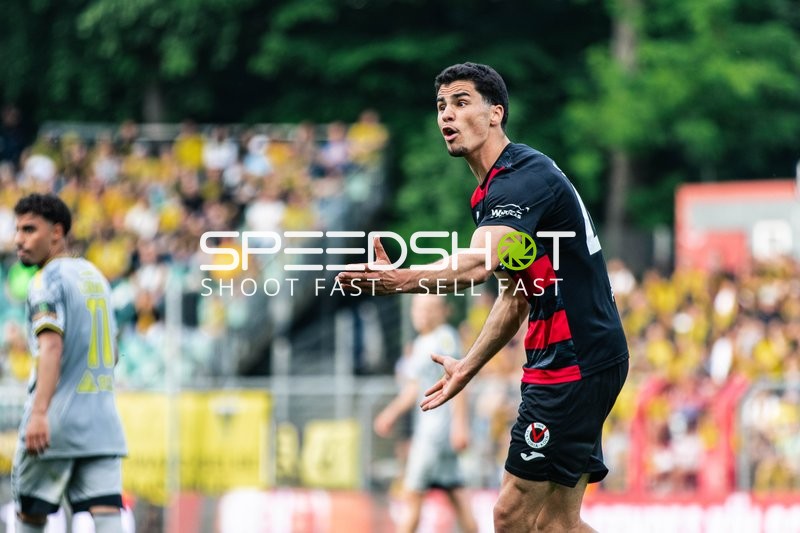 Jakob Sachse (40; FC Viktoria Köln) gestikuliert energisch