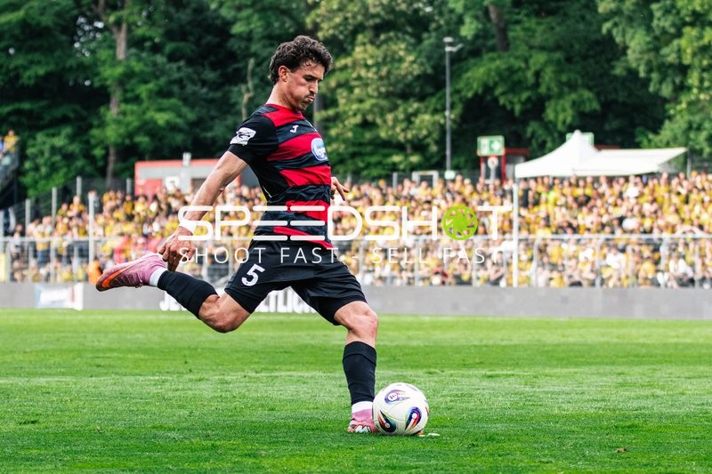 Schuss von Leonhard Münst (5; FC Viktoria Köln)