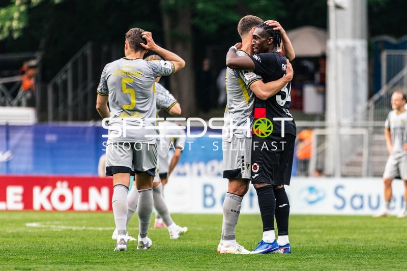 Spieler umarmen sich