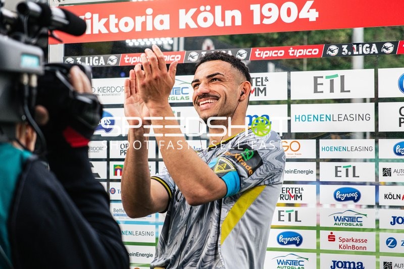 Spieler applaudiert im Sportpark