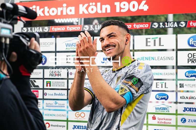 Spieler applaudiert im Sportpark