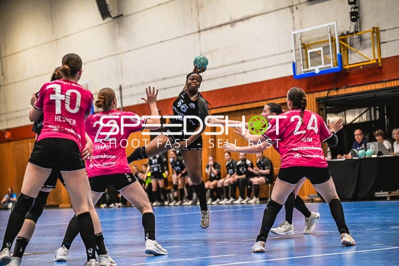 Szene mit Muanji-Leylla Mukanya (66; HSG Bensheim/Auerbach U19) und Ellen Hesmer (70; HSG Stuttgart/Metzingen)
