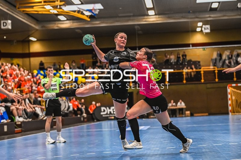 Szene mit pauline Borrmann (8; HSG Bensheim/Auerbach U19) und Ermira Lutolli (10; HSG Stuttgart/Metzingen)