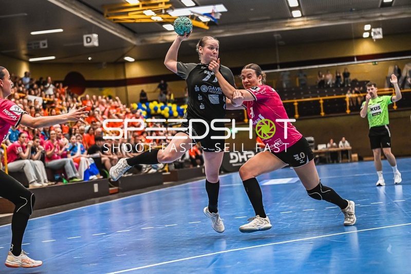 Szene mit Jana Schink (77; HSG Bensheim/Auerbach U19) und 30; HSG Stuttgart/Metzingen