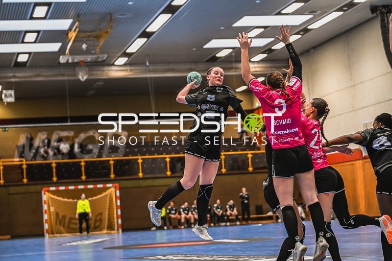 Szene mit pauline Borrmann (8; HSG Bensheim/Auerbach U19) und Romy Schmid (3; HSG Stuttgart/Metzingen)