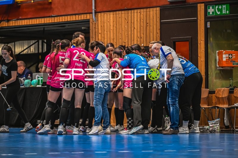 Szene mit Laura Knapp (22; HSG Stuttgart/Metzingen) und Teamkollegen