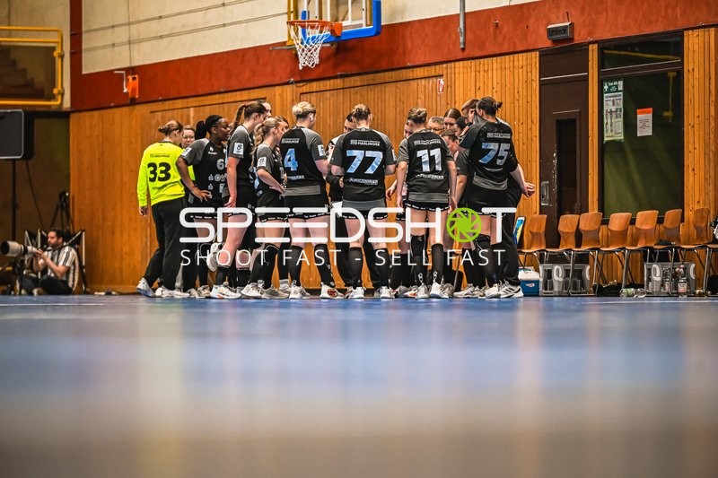 Besprechung mit Marlene Wagner (33; HSG Bensheim/Auerbach U19) und Team