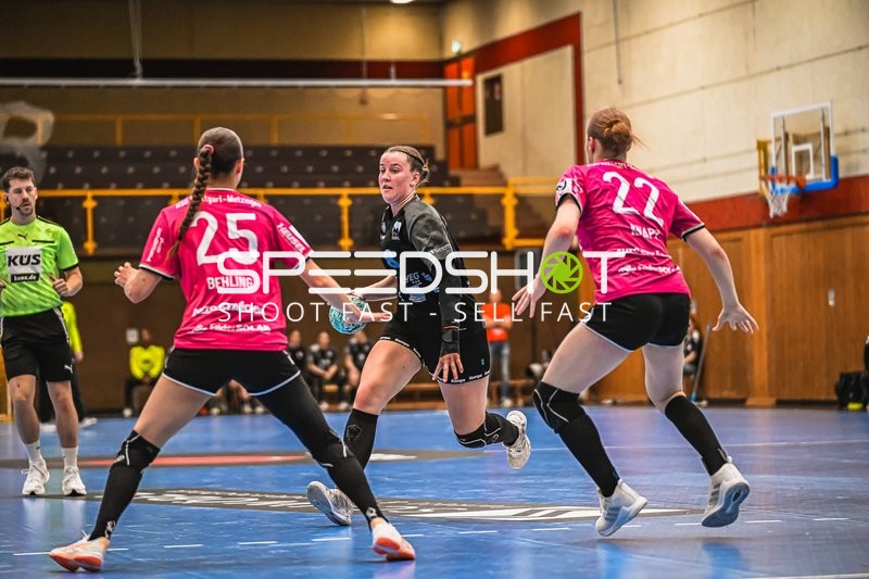 Szene mit pauline Borrmann (8; HSG Bensheim/Auerbach U19) und Gegnerinnen