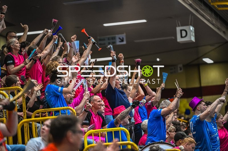 Fans in der Weststadthalle