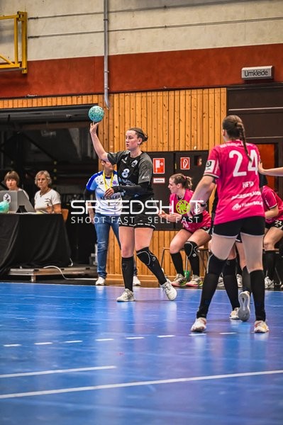 Szene mit pauline Borrmann (8; HSG Bensheim/Auerbach U19) und Leana Heim (24; HSG Stuttgart/Metzingen)