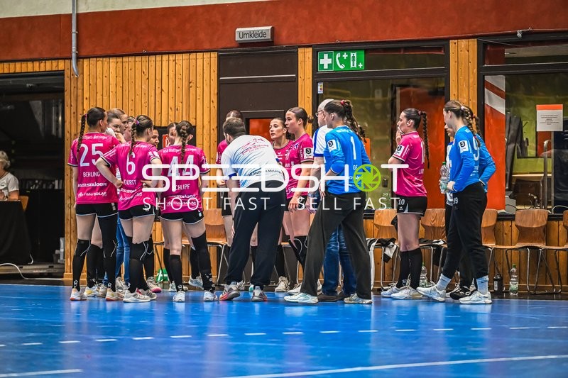 Szene mit Jolina Behling (25; HSG Stuttgart/Metzingen) und Teamkollegen