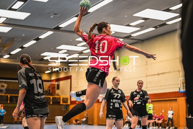 Szene mit Ermira Lutolli (10; HSG Stuttgart/Metzingen) und 19; HSG Bensheim/Auerbach U19