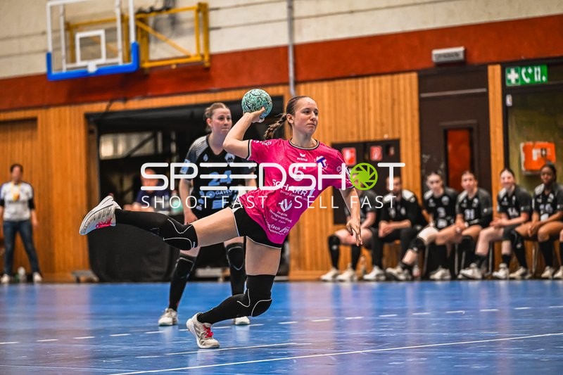 Szene mit Leni Julie Durst (6; HSG Stuttgart/Metzingen) und 24; HSG Bensheim/Auerbach U19