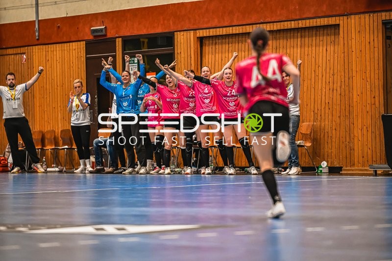 Jubel mit Leana Heim (24; HSG Stuttgart/Metzingen) und Teamkollegen
