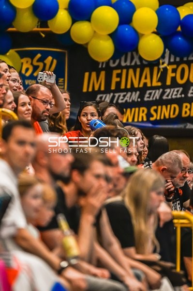 Fans in der Weststadthalle