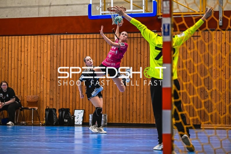 Szene mit Klara Schlipf (44; HSG Stuttgart/Metzingen) und pauline Borrmann (8; HSG Bensheim/Auerbach U19)