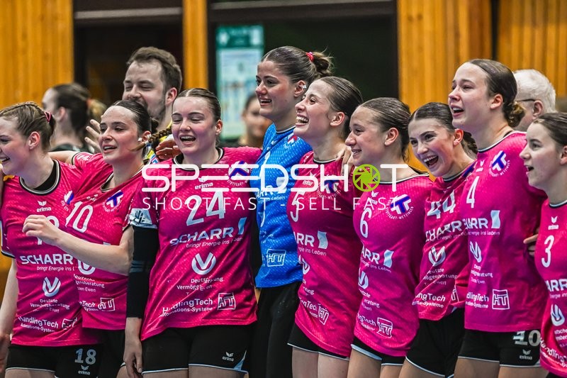 Jubel mit Leana Heim (24; HSG Stuttgart/Metzingen) und Team