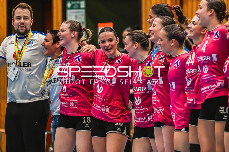 Szene mit Lara Baric (18; HSG Stuttgart/Metzingen) und Teamkollegen