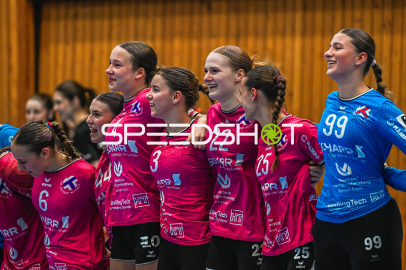 Szene mit Laura Knapp (22; HSG Stuttgart/Metzingen) und Teamkollegen
