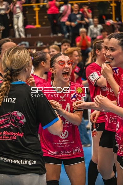 Jubel von 14; HSG Stuttgart/Metzingen und Teamkollegen